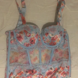 Victoria’s Secret Corset Top Floral  - The item is in as new condition with no signs of damage as when it first was bought, only worn twice.  The items original price was 1000Kr.   Produktens kvalité är i som ny skick, inga defekter samt endast använd två gånger. Inköpspris låg på 1000kr.