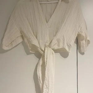 Blus med knytdetalj - Croppad blus från H&M med knytdetalj