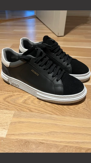 Axel arigato skor storlek 40 - Mycket fina Axel arigato skor som knappt är använda 