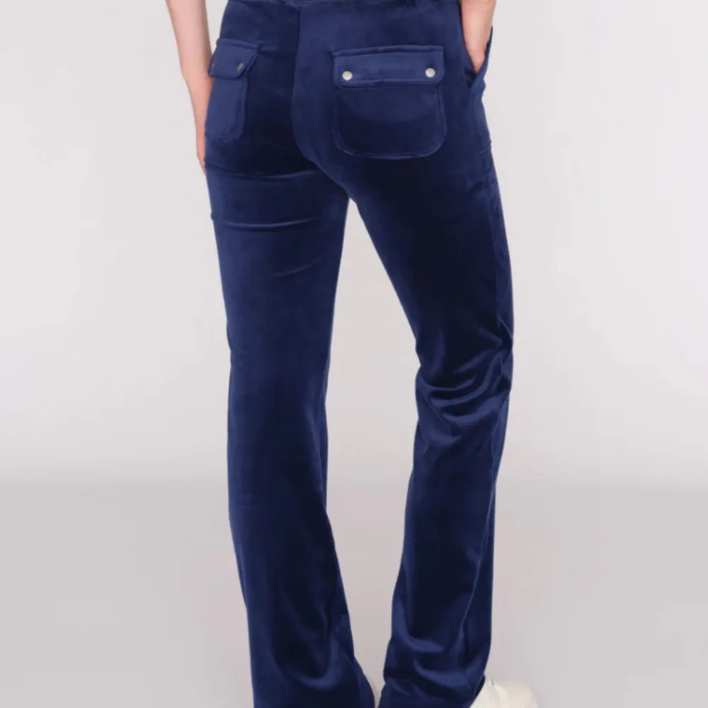 Juicy couture byxor i mörkblått 💞 jättefint skick och använts ett fåtal gånger, inga defekter eller annat💗 säljer pga att dom är förstora 💕köpta på deras egna hemsida och är jättefina! Kan möjligen sänka priset, skriv för ytterligare funderingar 💗. Jeans & Byxor.