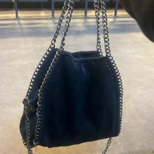Säljer denna likande Stella Mcartney väska i storlek L. Vid eventuella frågor eller funderingar kom privat!🩷🩷