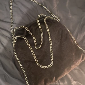 Svart väska  - Svart väska med silver kedjor. Köpt av en kompis för länge sedan så vet inte vart den är köpt från början. Varsamt använt och i mycket gott skick! Skriv för fler bilder, pris går att diskutera✨💕