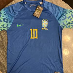 Skön snygg limited edition brazil neymar Jr tröja. Det är stl M men passar även S. Priset kan sänkas vid snabb affär.