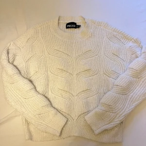 Stickad tröja  - Stickad tröja från Pieces, liten i passformen 🫶🏼