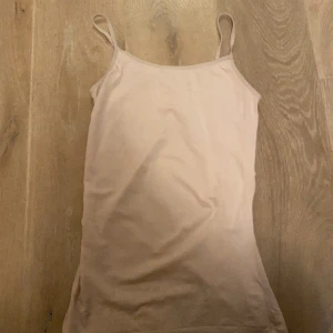 Beige/ljus rosa linne - Köpt secondhand, står ingen storlek men skulle säga att den är m men passar s också! Om ni undrar nåt är det bara att fråga😱💞