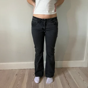 Lågmidjade jeans - Jeans nr: 14  Midjemått(rätt över): 41 Innerbenslängd: 74 Modellen är: 168  Skriv om ni har några frågor💗//Perfectjeans