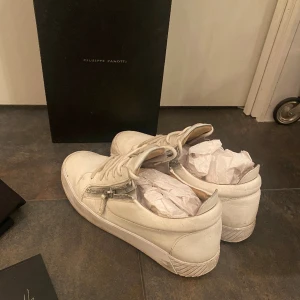 Giuseppe Zanotti skor - Säljer ett par riktigt feta Giuseppe zanotti skor. De är i bra skick (8/10). Box och dustbag medföljer och jag har även kvitto. Nypris är cirka 4000kr. Passar 44 perfekt. Skriv för mer bilder eller om ni har frågor🙌