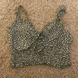 Topp - söt topp från shein, aldrig använd. storlek M men skulle säga att de är mer en XS/S. 🥰
