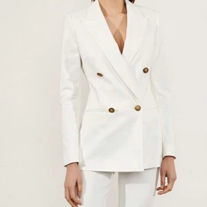 kavaj och byxa set dam vit/ student look - vita kavaj och byxa set är helt nytt och i storlek M för kavajen och L för byxan. Kavajen ger en elegant touch medan byxan ger bekvämlighet. Den perfekta kombinationen för en stilfull och bekväm look. #student 