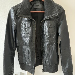 Skinnjacka - Skinnjacka i fake skinn. Inga defekter, hör av dig om du önskar fler bilder! (Gnisslar en aning när man gnider armarna mot)