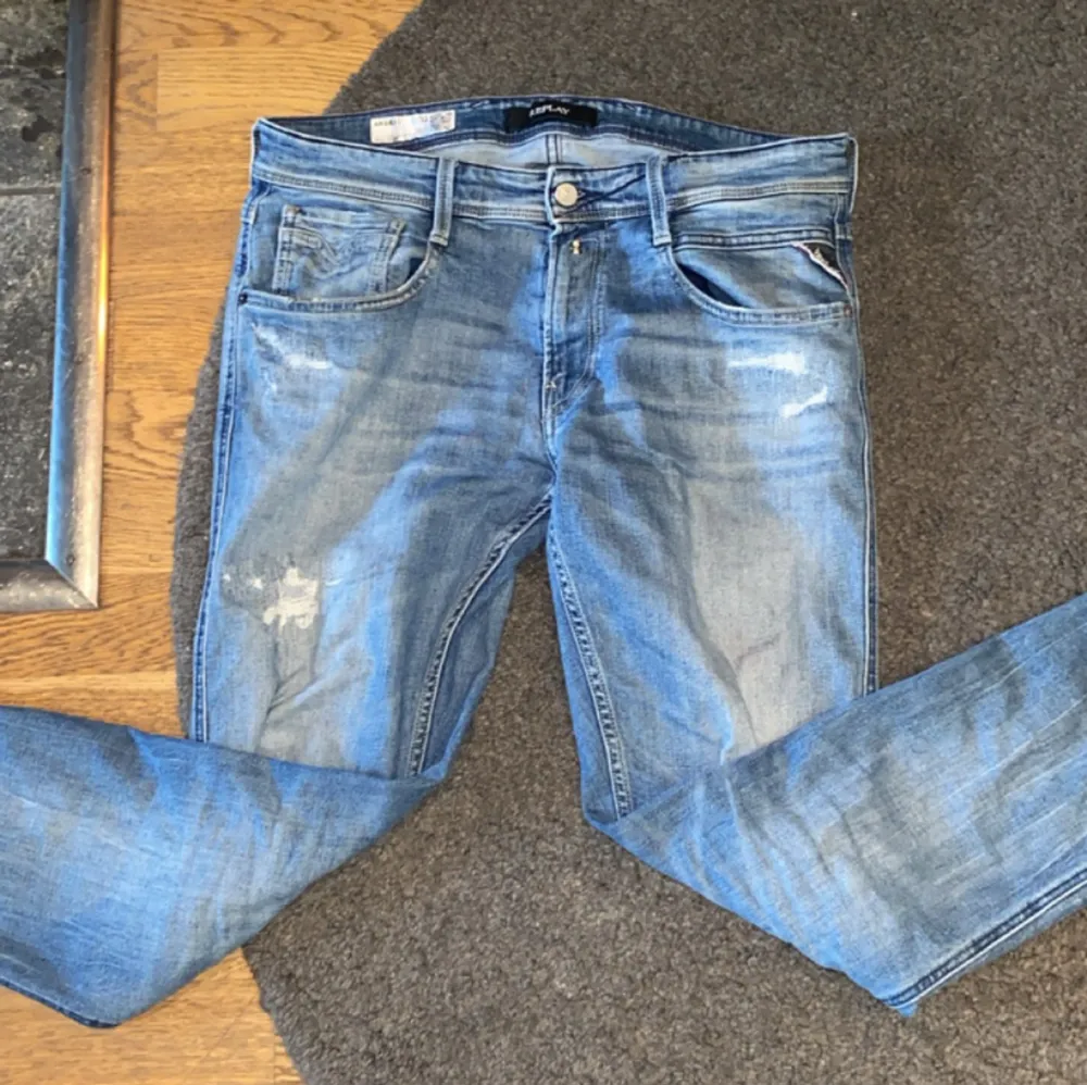Säljer dessa riktigt feta Replay jeans i modellen anbass slimfit 🙌🏼 Nypris ligger på runt 2000 men mitt pris är 599. Skick: 9/10. Skriv vid fler funderingar 🙌🏼. Jeans & Byxor.