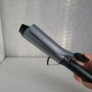 Remingtong Pro big curl 38mm - Har bara testats några få gånger. Förpackning saknas. Uppvärmninggrad 140-210°. Nypris 300kr-400 kr. Säljer den 180