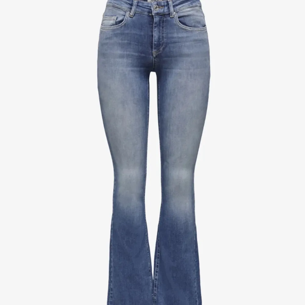 Jättefina jeans från only!!  Lågmidjade använda fåtal gånger(fint skick) Pris kan diskuteras. Jeans & Byxor.