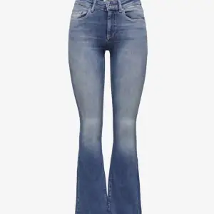 Jättefina jeans från only!!  Lågmidjade använda fåtal gånger(fint skick) Pris kan diskuteras