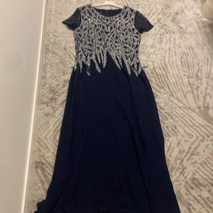 Fest klänning bröllop  - Bröllopsklänning perfekt för mammor storlek xl xll ungefär jätte vacker klänning använd bara en gång pris kan diskuteras mötas up går original pris 6000kr ungefär 