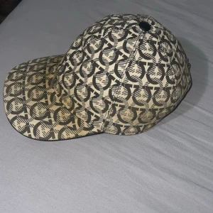 Ferregamo keps  - Den är one size väldigt snygg passar till alla tillfällen och väldigt snygg för sommaren 