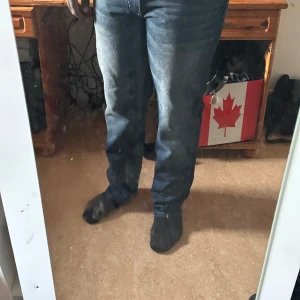 Raka jeans - Bonprix jeans till salu till ett bra pris! Perfekta för dem med mindre stora lår. Har du frågor eller vill göra ett köp? 40R är size. Tveka inte att skriva till mig för mer information. Ge ditt garderob en uppfräschning med dessa stiliga jeans!🌼🌿