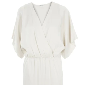 Filippa k klänning  - Vacker och klassisk modell från Filippa K.  Offwhite. Använd en gång. 99% viskos, 1% elastan. Längd:97 cm Mellan axlelsömmarna: 36,5 cm  Finns en liten knapp vid ringningen. Perfekt som studentklänning!