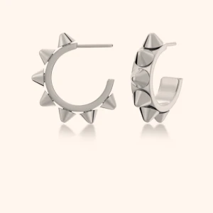 Edblad örhängen - Säljer dessa ”Peak Creoles S Steel” från Edblad, då de tyvärr inte kommer till någon användning Nypris 399kr💕