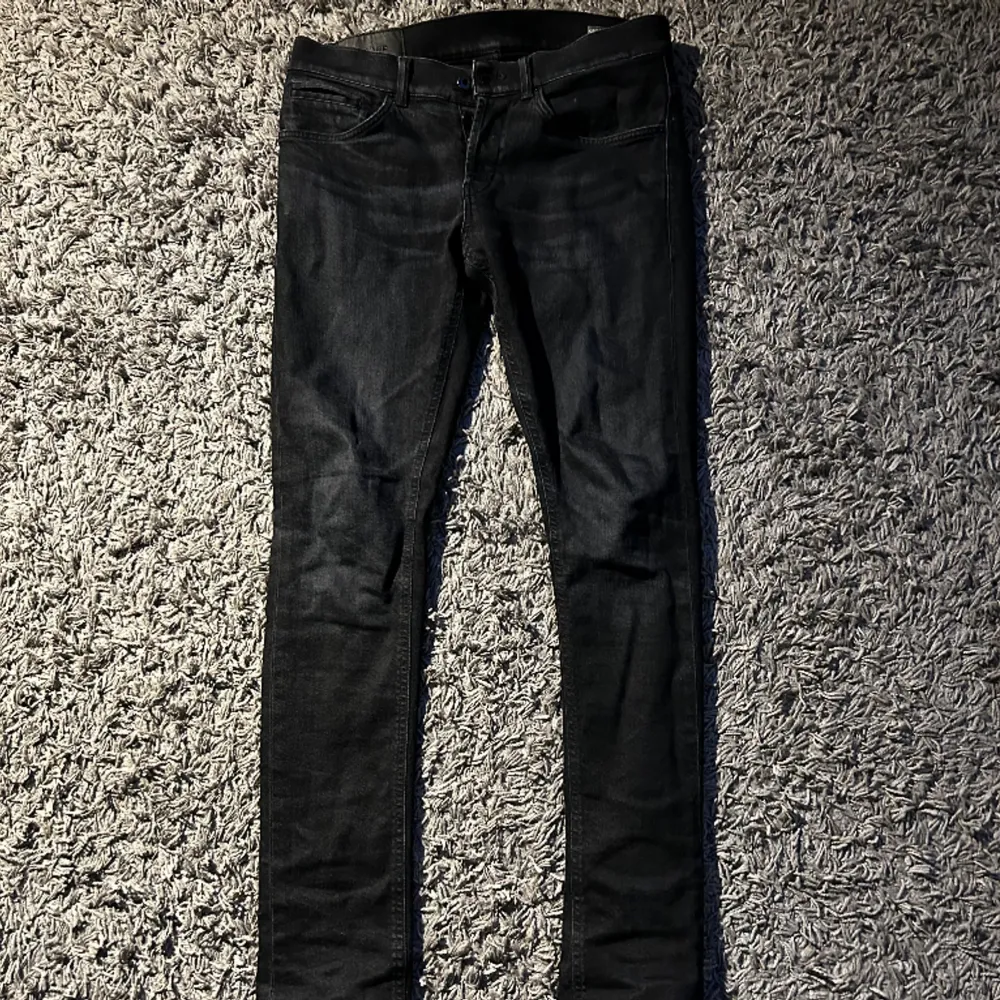 Hej, säljer mina dondup jeans i modell George dom är i suveränt skick. Finns inga defekter på jeansen nypriset är 3600 jag säljer dom för 699 för fler frågor eller bilder skriv i pm✌🏽. Jeans & Byxor.