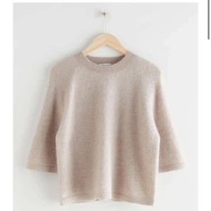 Stickad tshirt  - Ifrån other stories! Köpt för 690kr. Fint skick men ett super super litet hål på som inte syns tydligt alls (fråga om bild om ni är intresserade) . Säljer för att jag inte använder den så mycket!