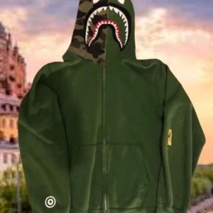 BAPE Men's Green Hoodie - Bape Ponr Green Shark   • Välanvänd finns inga flaws  • Size large (passar som en M) • Kvitto från plugg me please • Ny pris 4500kr  •Pris går att diskuteras •Finns flera bilder så klart  •Möts Stockholm  •Frakt får ni betala själv   