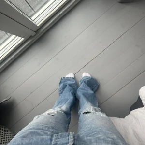 Lee jeans - Blåa baggy/bootcut jeans från Lee. Säljer då de är för stora på mig. Långa och snygg tvätt. 