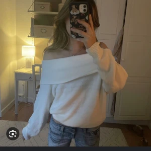 Of shoulder tröja - (Lånad bild) jätte fin tröja ifrån hm, perfekt till sommaren! Skriv om ni vill ha egna bilder❤️ storlek XS 