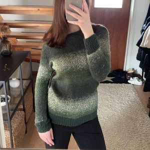 Grön stickad tröja  - Supersöt grön stickad tröja i jättefina färger😍