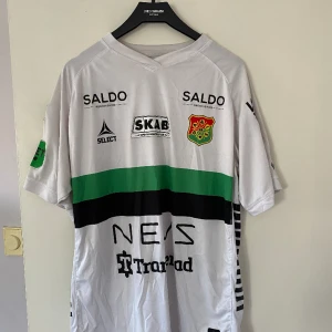 Gais bortaställ 2021 - Gais bortaställ 2021.  Finns stor chans att den är använd under säsong men är inte 100%.  Finns inte många på marknaden. Den är skapad för att bäras av Gais spelare med superettan logga och Unibet.  Kom med bud!