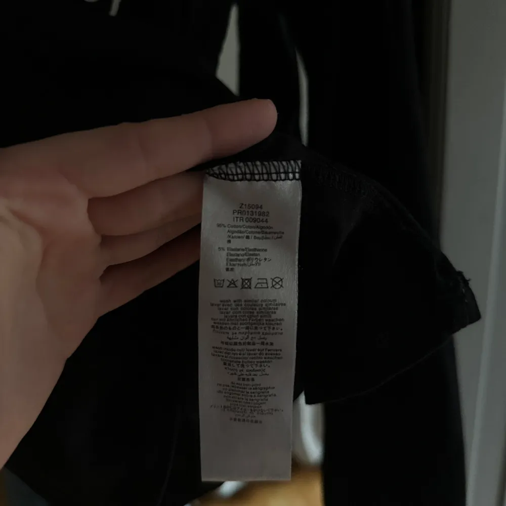 Långärmad svart tröja från Karl Lagerfeld. Jättebra skick och inga anmärkningar. Ca storlek xs-s. . Tröjor & Koftor.