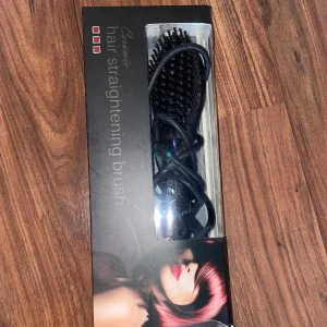 Värmeborste  - Denna värmeborste används för att platta håret. Den är gjord av keramik vilket är mer skonsamt för håret. Fungerar utmärkt och man kan justera tempraturen från 160-210 grader.