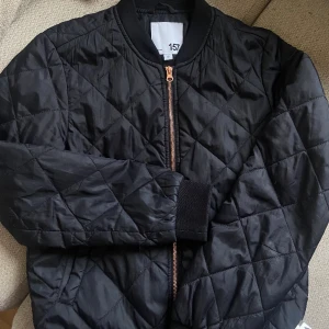 vårjacka! - säljer den vårjacka från 157 som kommer inte till någon användning, den går bra med både medium och små☺️