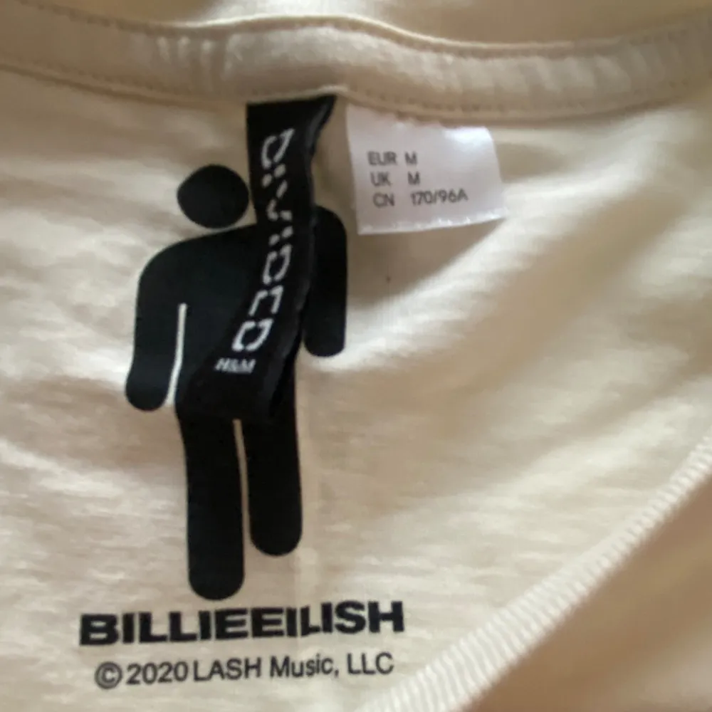 Säljer denna Billie Eilish t-shirt med Blohsh tryck från H&Ms 2020 kollektion💓 Oversized, fint skick.. T-shirts.