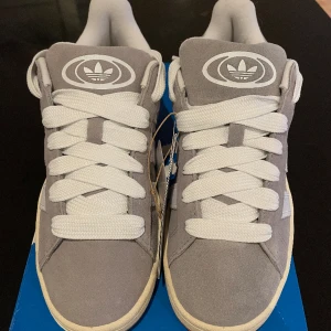 Adidas Campus 00 grey/grå - Helt nya Adidas Campus 00 i grå. Skadad förpackning. Grått skosnöre ingår. ENDAST TESTADE 💗