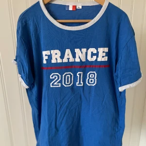 T-shirt 🇫🇷  - Säljer denna t-shirt! Pris 50kr plus frakt 📦 Storlek XL. Perfekt för sommaren! 🌸Om du har några mer frågor är det bara och kontakta! 🤩