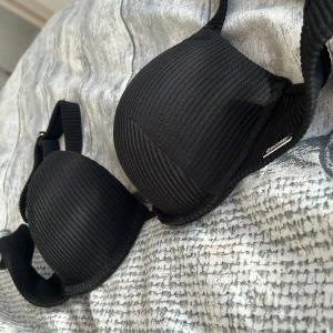 Super push up bikini bh - En super push up bikini bh i med justerbara band. Ribbbat material och vanligt plastspänne där bak. Lapp finns tyvärr ej men siktar på att den är i 75B. Den är perfekt till sommaren!
