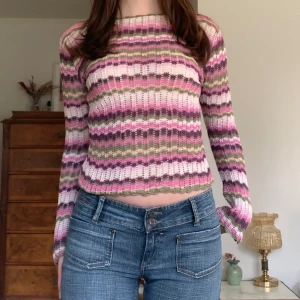 Randig tröja - Så fin virkad flerfärgad tunn tröja, från märket Check This! 🤍