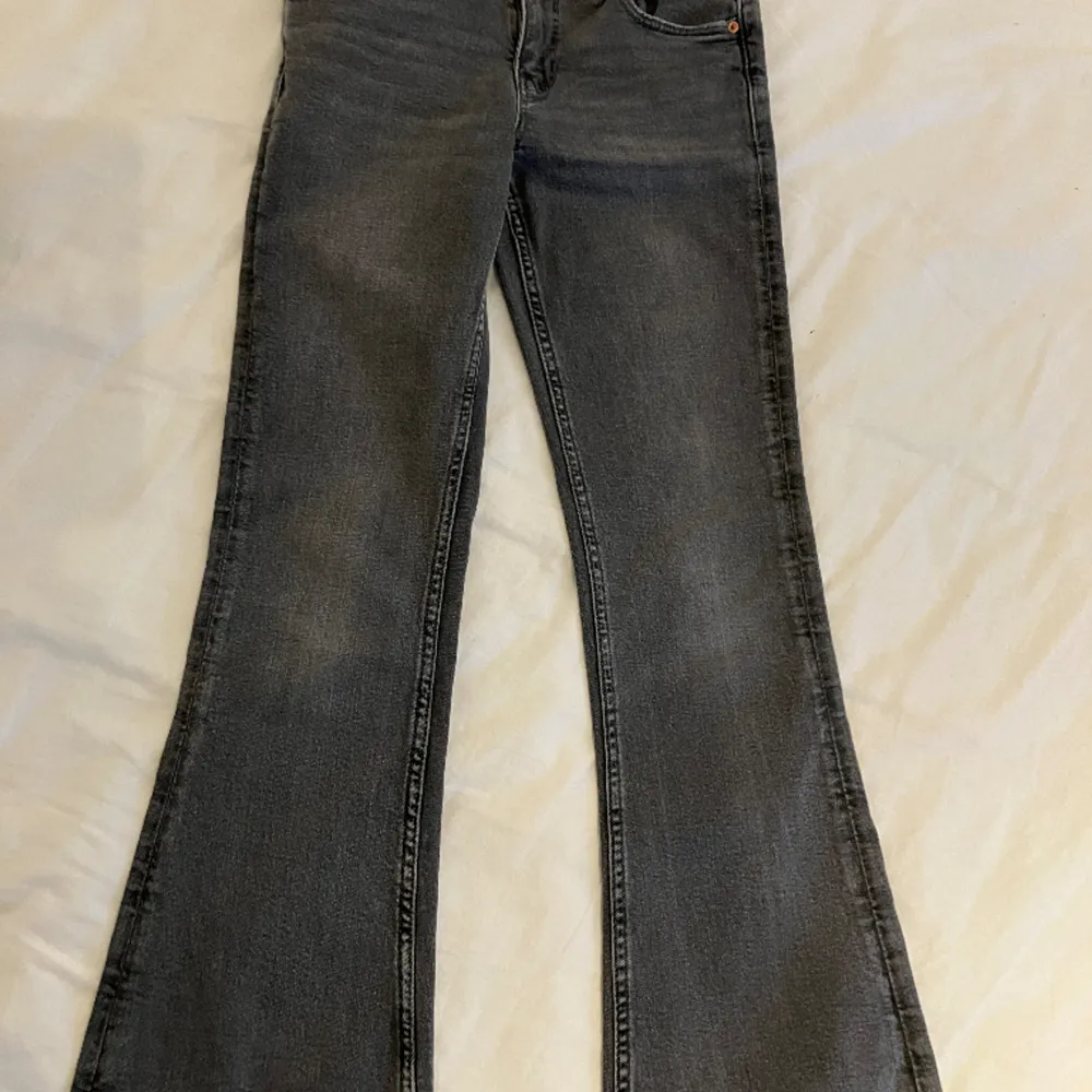 2 par blå och grå Gina Young bootcut jeans storlek 146 i mycket bra skick.. Jeans & Byxor.