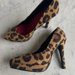 Leopard klackar  - Leopard klackar i storlek 37, ser nya ut 