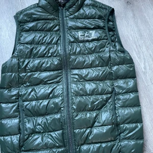 EA7 Väst - 10/10 cond Köptes på Zalando men är inte riktigt min stil. Vid snabb affär kan jag gå ner i pris