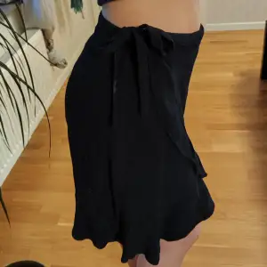 Tidlös wrap around-kjol i marinblå som passar perfekt til sommaren eller över byxor🥰 