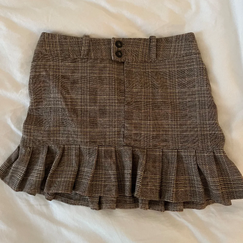 säljer denna rutiga kjol då den är för liten för mig💘 storleken säger S men skulle säga en XS / MINDRE S är vad den passar. Kjolar.