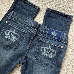 Victoria Beckham jeans - Säljer dessa lågmidjade jeans från Victoria Beckham då de inte sitter som jag ville! Midjemått 39cm och W31