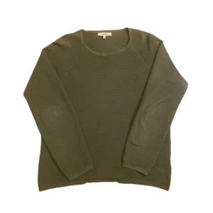 Långärmad tröja - Långärmad Whyred knit tröja i olivgrön färg. Skönt randigt material. Mycket bra skick, inga defekter. Storlek S men stor i passformen, sitter mer som M. Skriv om du har fler frågor eller funderingar!💛