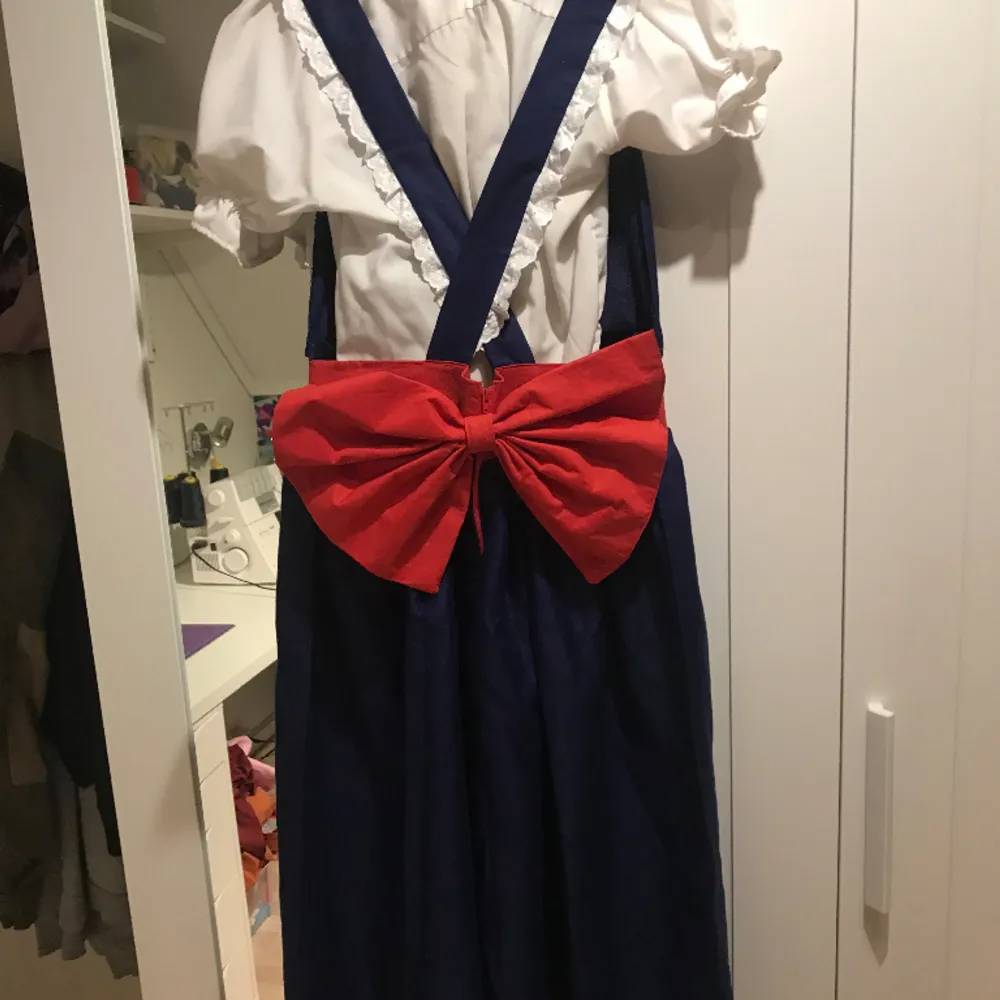 Hemmasydd cosplay, säljs pga minskat intresse för serien. Medföljer hängselklänning, slips och skjorta. Passar en medium, den är 78 cm i midjan. . Mekot.