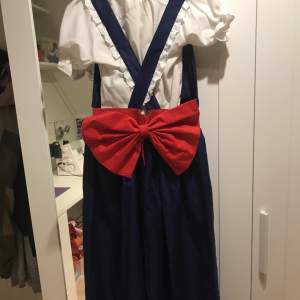 Hemmasydd cosplay, säljs pga minskat intresse för serien. Medföljer hängselklänning, slips och skjorta. Passar en medium, den är 78 cm i midjan. 