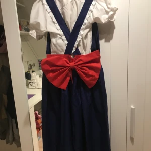 Dragonmaid cosplay - Hemmasydd cosplay, säljs pga minskat intresse för serien. Medföljer hängselklänning, slips och skjorta. Passar en medium, den är 78 cm i midjan. 