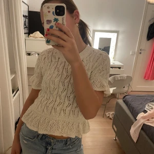 Zara blus - Superfin zara blus/ tröja, älskar den men den är lite för kort för min smak och andvänds alldeles för lite. Färgen är typ krämvit. Älskar denna och nypriset är Ca 300 kr