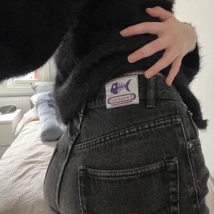 Svarta flare jeans - Utsvängda jeans, går hela vägen ner på mig som är 166cm. Tjockt, fint material och så snygga men kommer ej till användning tyvärr. Bara att fråga för fler bilder eller mått!